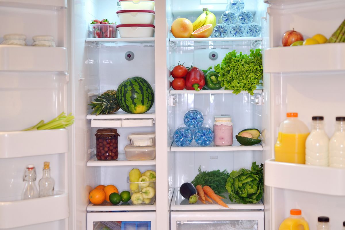 kulkas inverter berisi buah, sayur, dan daging