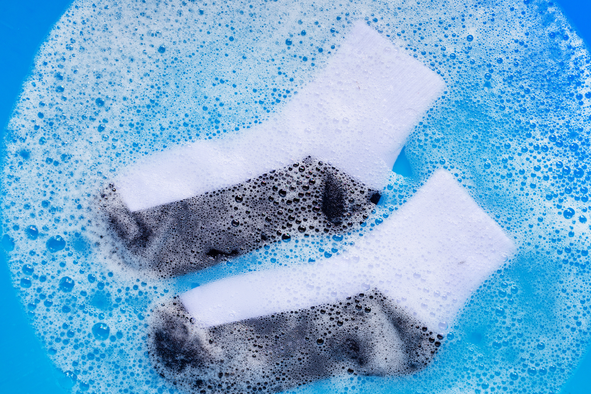 mencuci kaos kaki