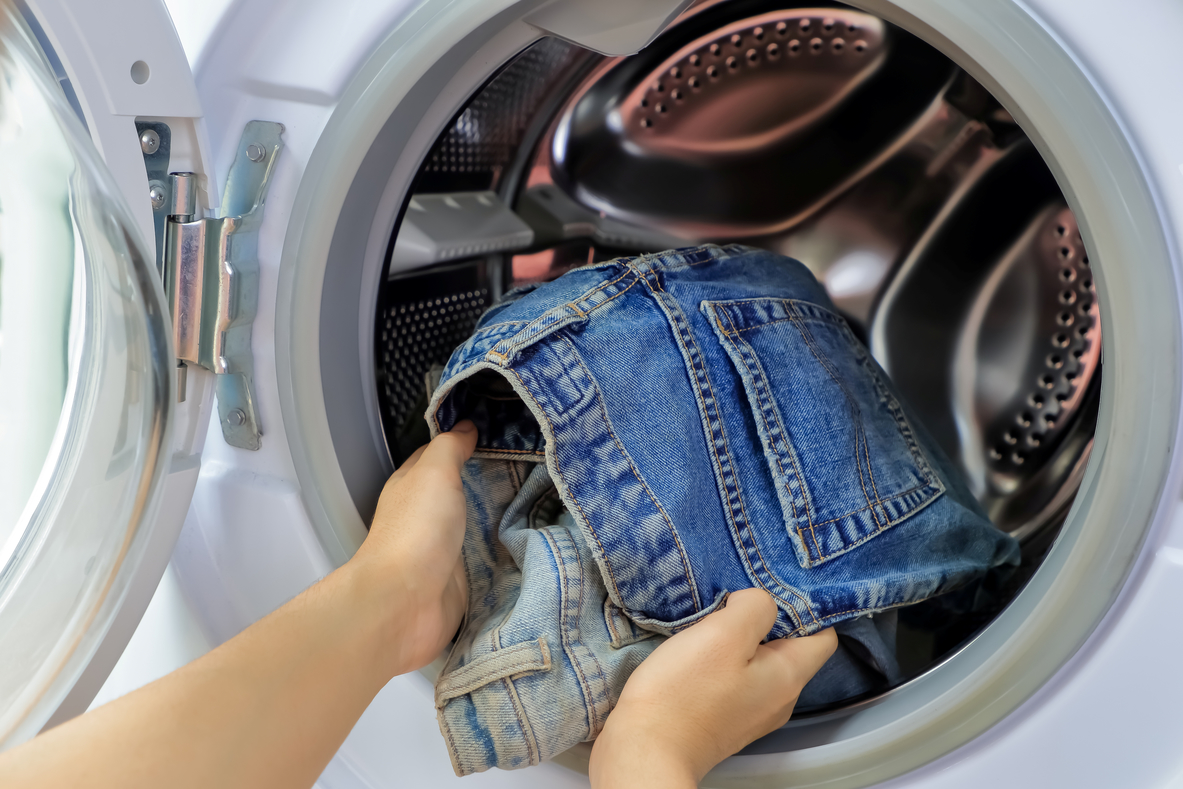 mencuci jeans di mesin cuci