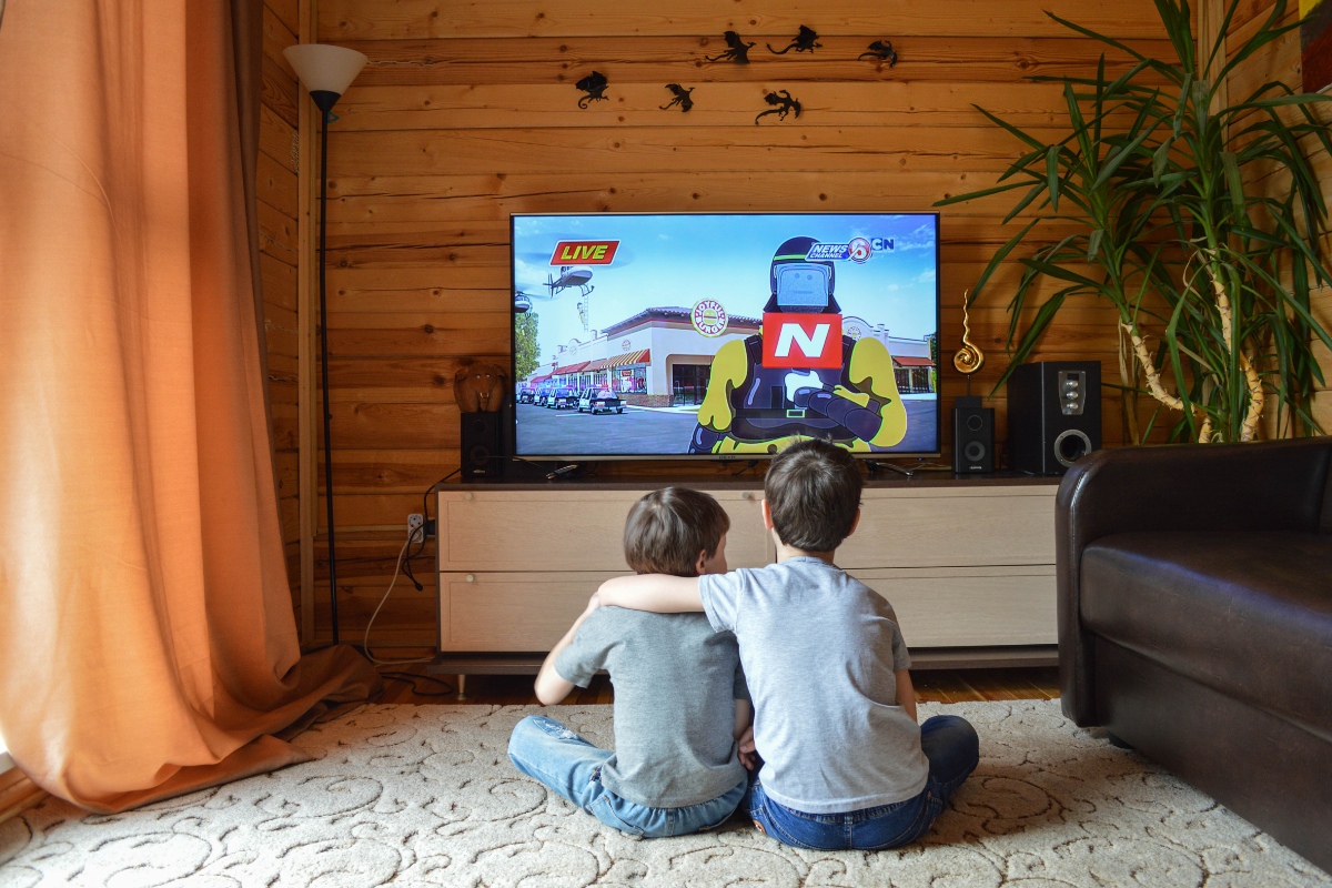 2 anak kecil laki-laki menonton tv