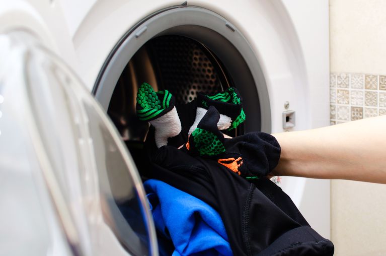 mencuci baju olahraga di mesin cuci