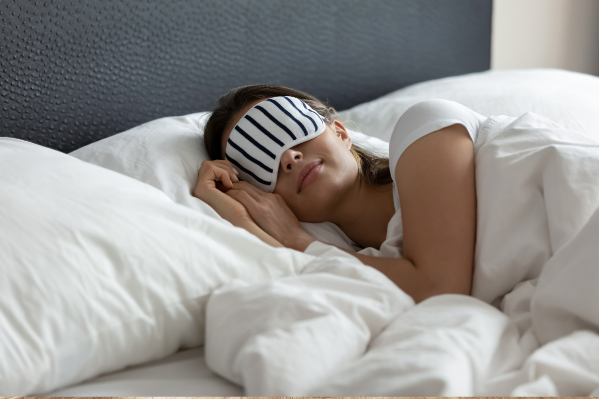 perempuan tidur dengan penutup mata