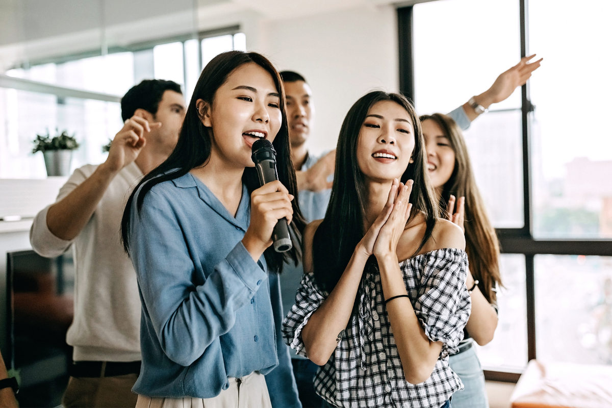 perempuan sedang karaoke