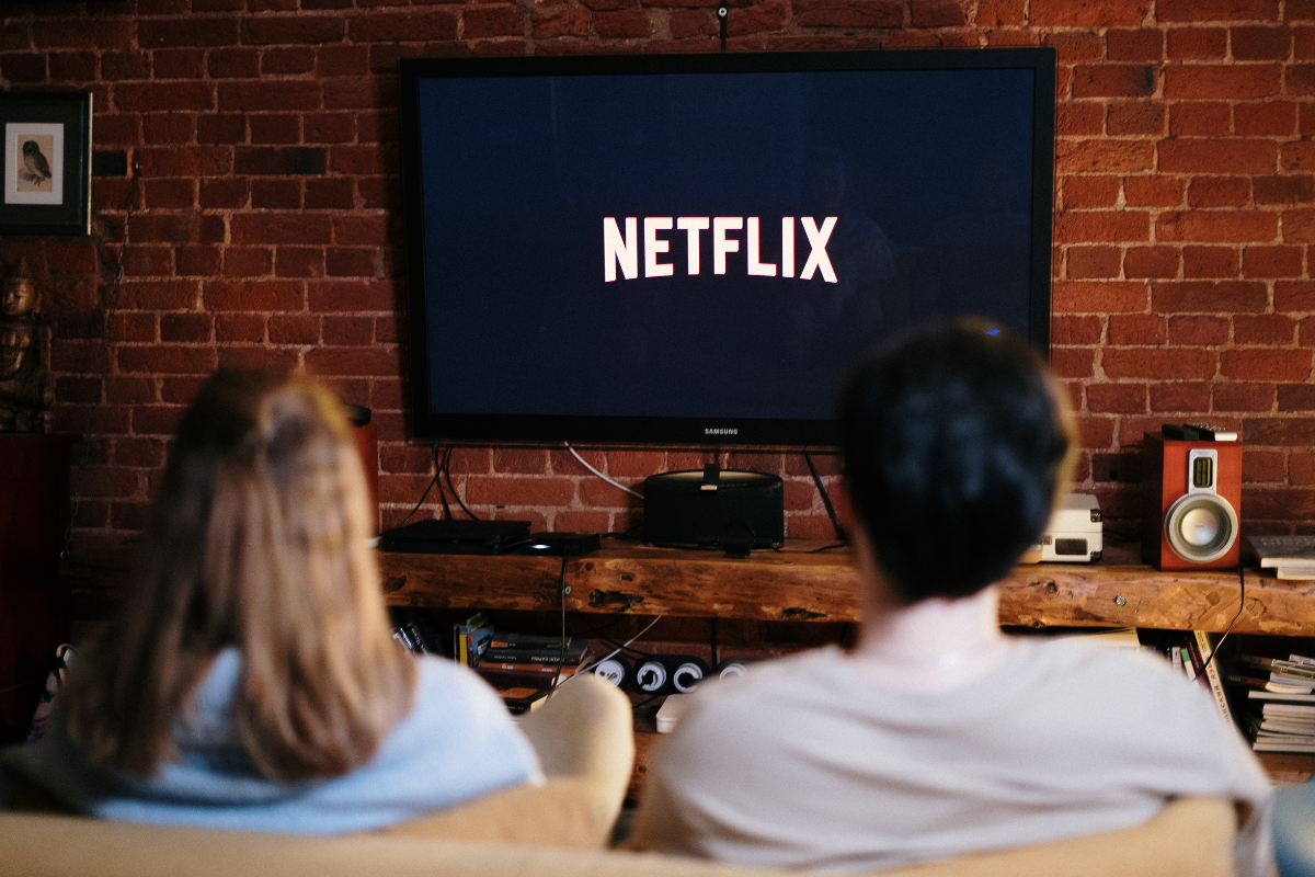 laki-laki perempuan menonton netflix