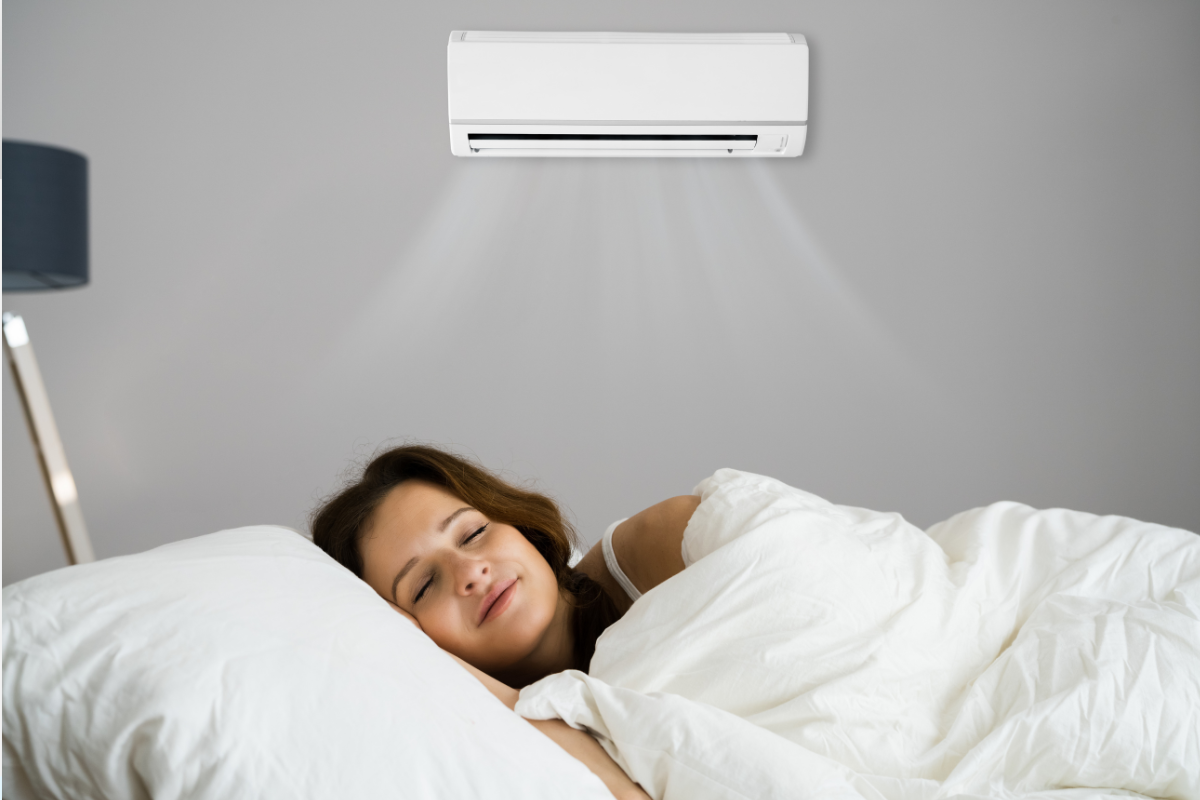 perempuan tidur dengan ac