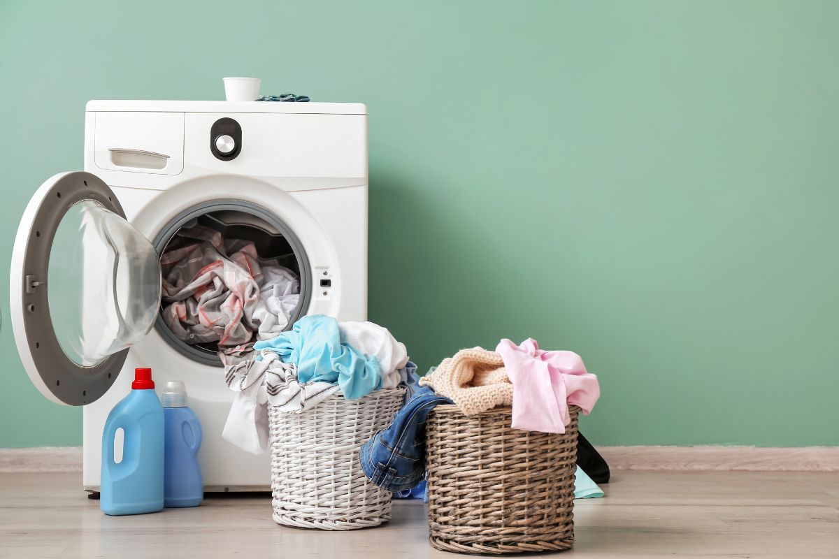 mesin cuci satu tabung front load dan cucian baju