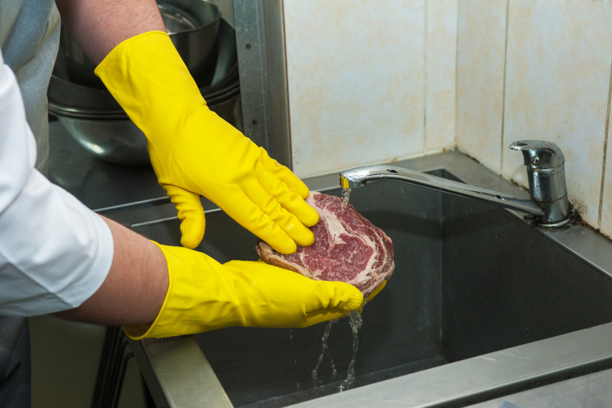 mencuci daging