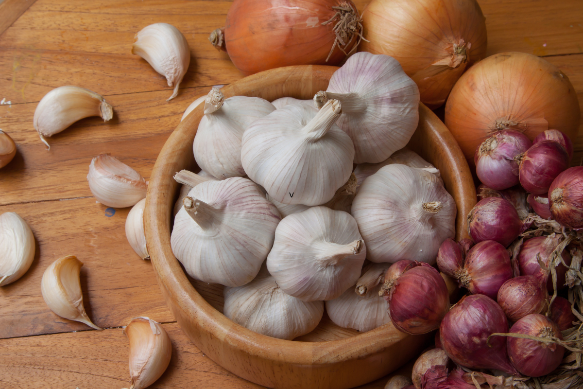 bawang putih dan bawang merah yang telah dikupas