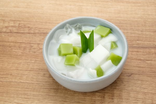 puding nata de coco dan buah kaleng